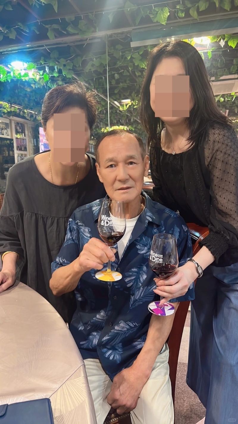 陈惠敏近日再现身酒局，神情呆滞双眼似失焦的他喝贵价红酒。